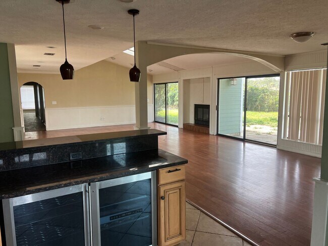 Building Photo - Spectacular 3 bedroom / 2 bath Single Family with a Golf Course!!!