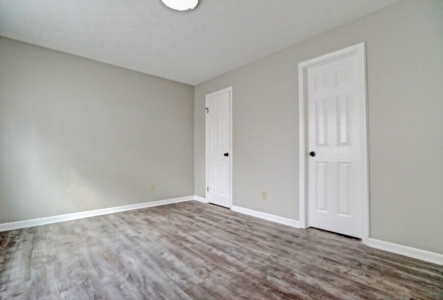 Master Bedroom - 626 Woods Crossing Dr