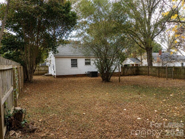 Building Photo - 2733 Parkway Ave
