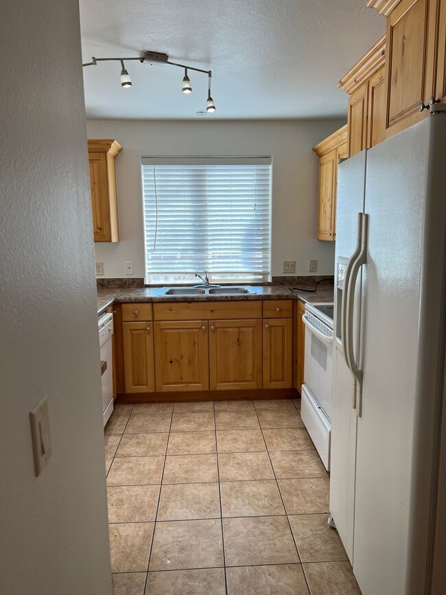 Building Photo - Beautiful 3 bedroom, 2.5 bathroom townhome...