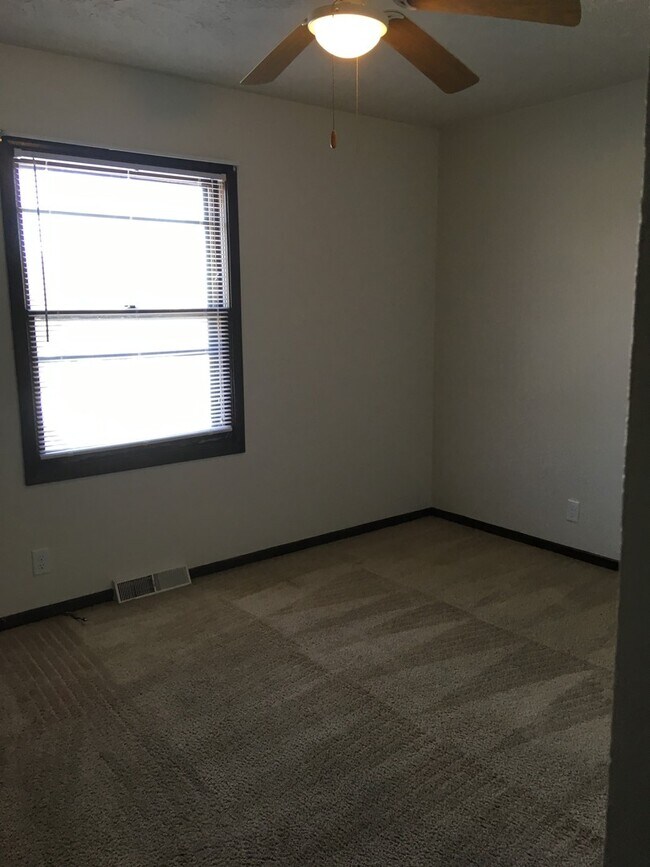 Building Photo - Large Ranch House