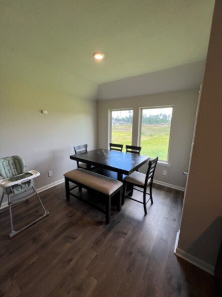 Building Photo - 858 Gold Finch Wy