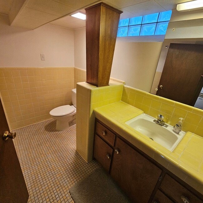Building Photo - This charming 3-bedroom, 1.5-bathroom hous...