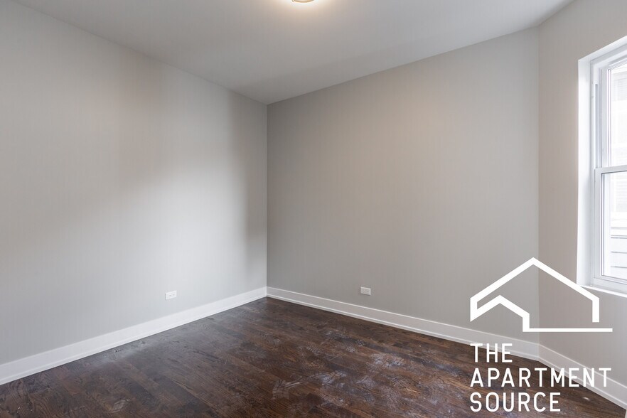 Building Photo - 3135 N Oakley Ave