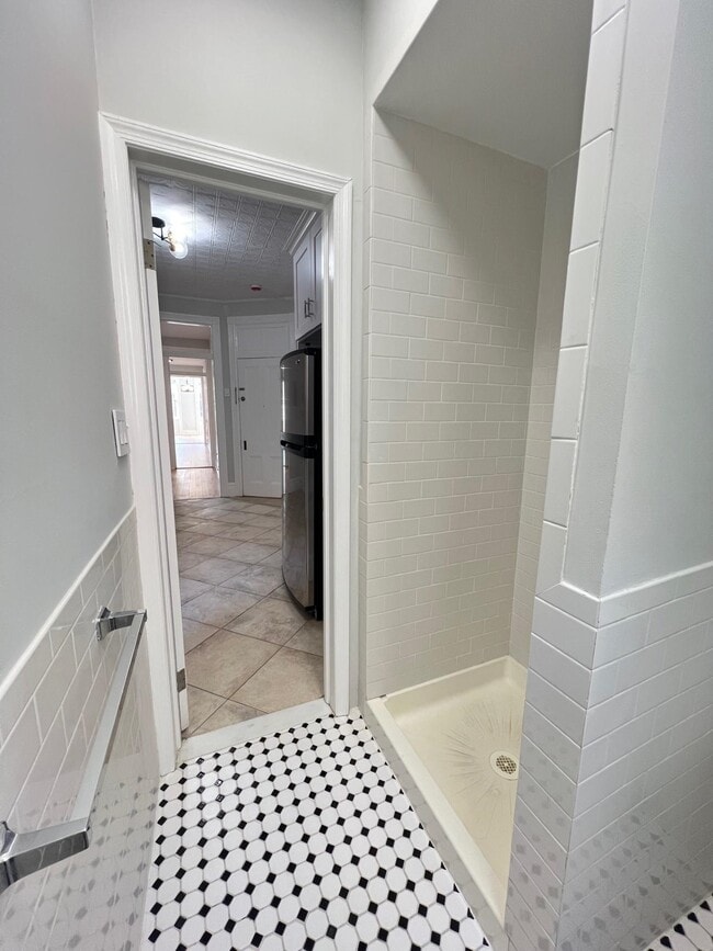 Building Photo - 492 Monmouth St