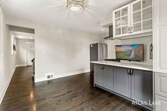 Building Photo - Professionally Managed  & Recently Renovat...