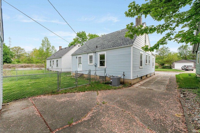Building Photo - 470 Charlotte Ave