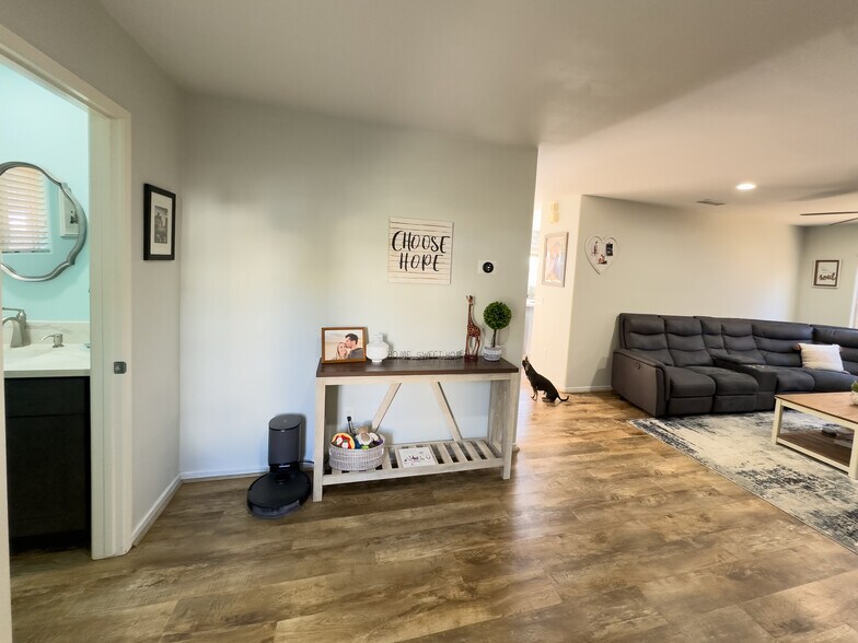 Building Photo - 8932 Gateway View Ct