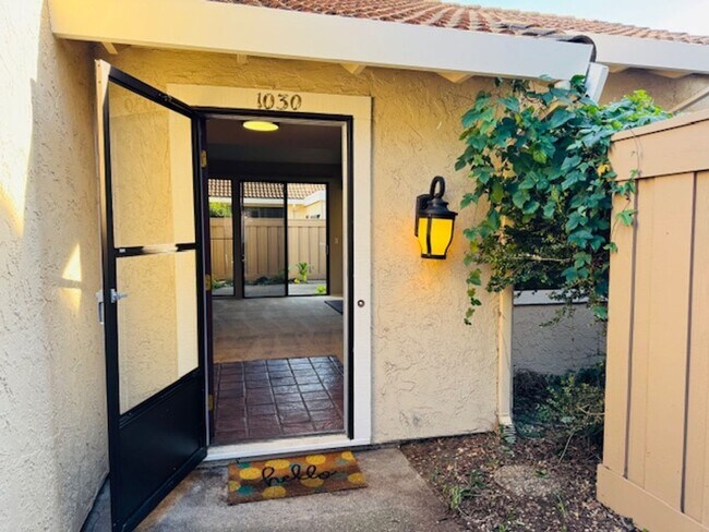 Building Photo - Wonderful, single level townhome w/attached garage available for move-in now!