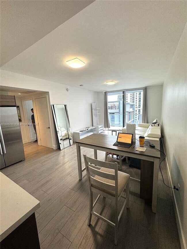 Building Photo - 1010 SW 2nd Ave