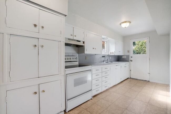 Building Photo - -- PRICE REDUCED -- 4 Bed, 2 Bath Rental H...