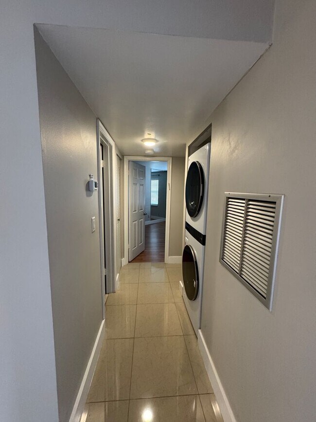 Building Photo - Experience comfort & leisure in this charming condo nestled within Orlando's best-kept secret, Ve...