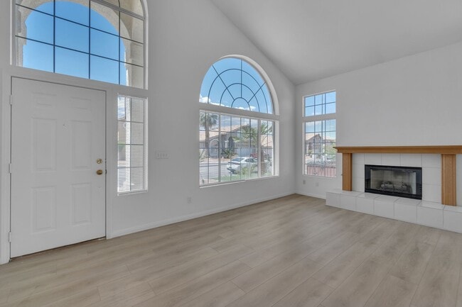 Building Photo - Beautiful Home in West with 4 bedrooms/3 b...