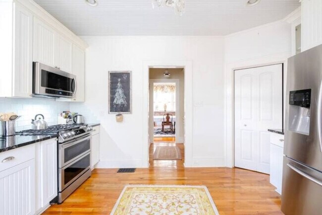 Building Photo - 406 NE 7th Ave