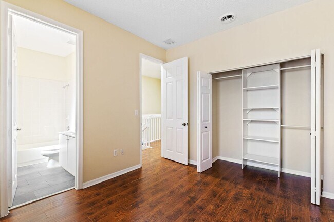 Building Photo - Spacious 3-bedroom, 3-bathroom home