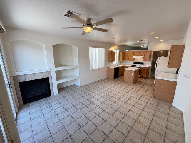Building Photo - Beautiful 3Bed/2Bath Single Story Home loc...