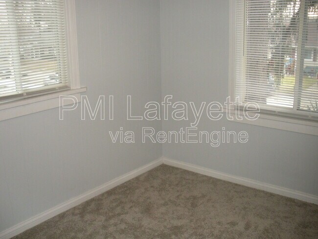 Building Photo - 2229 Roselawn Ave