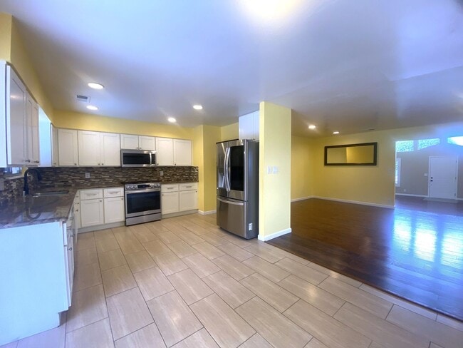 Building Photo - Sunlit 3-Bed Fremont Home in Cabrillo with...