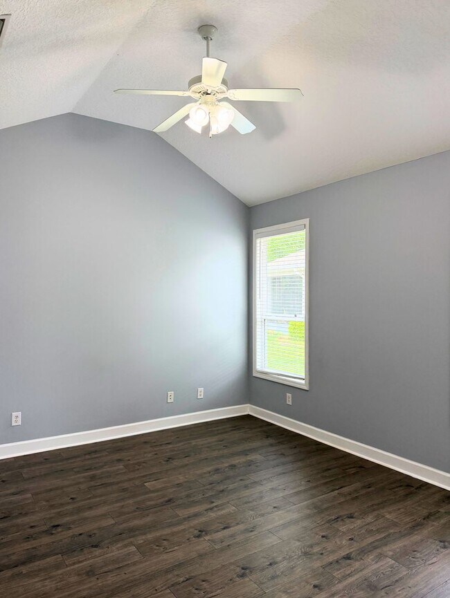 Building Photo - 3/2 fenced in yard, landscaping included !