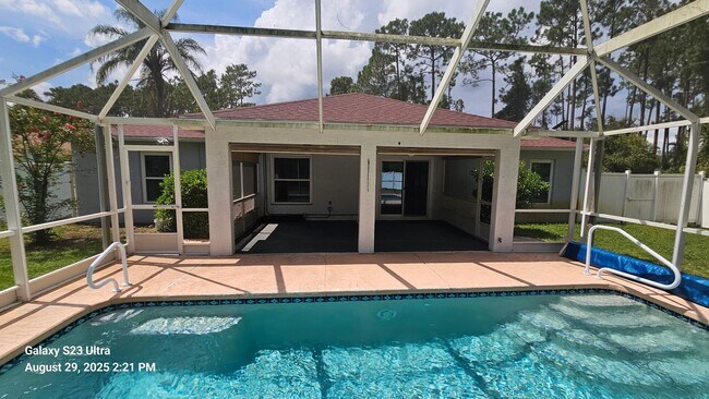 Building Photo - Beautiful 3/2/2 Pool Home on Oversized Lot...
