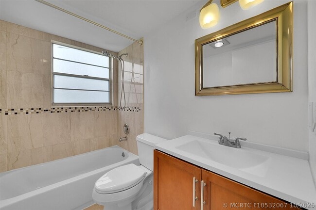 Building Photo - 486 Fanshaw L