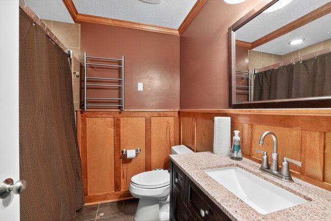 Building Photo - 1710 Shadyview Ln N