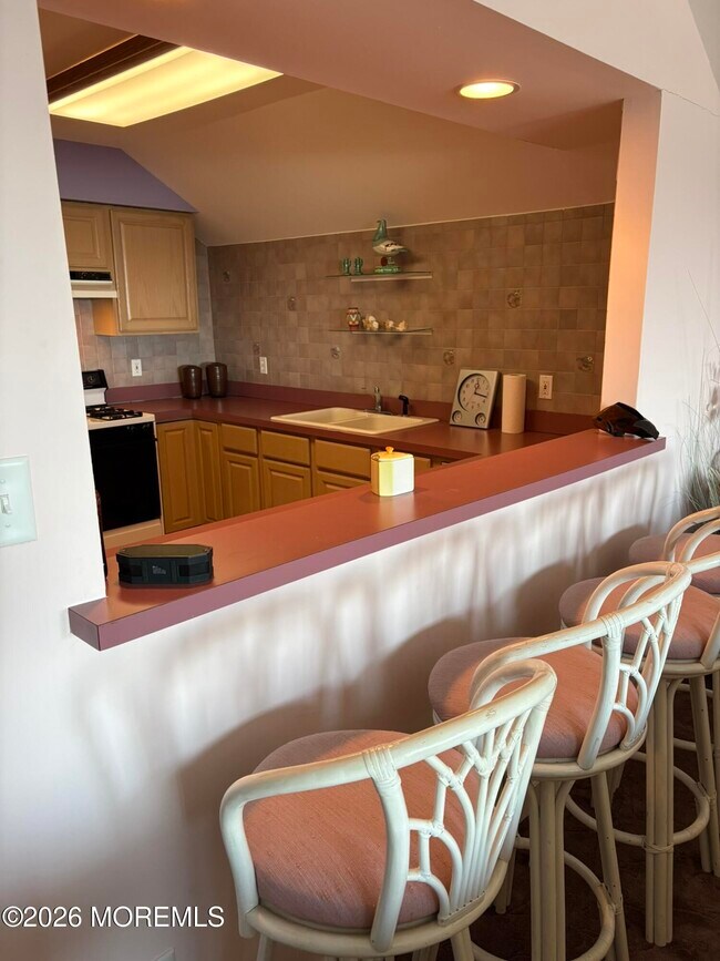 Building Photo - 506 S Bayview Ave