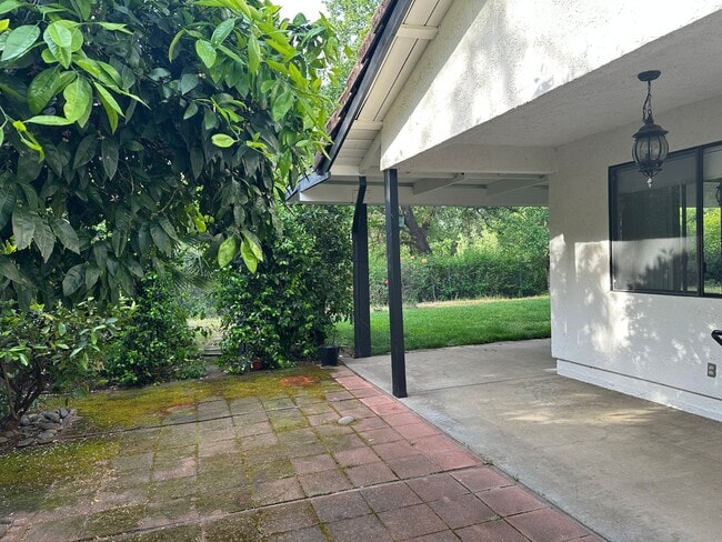 Building Photo - Beautifully maintained home in a peaceful setting