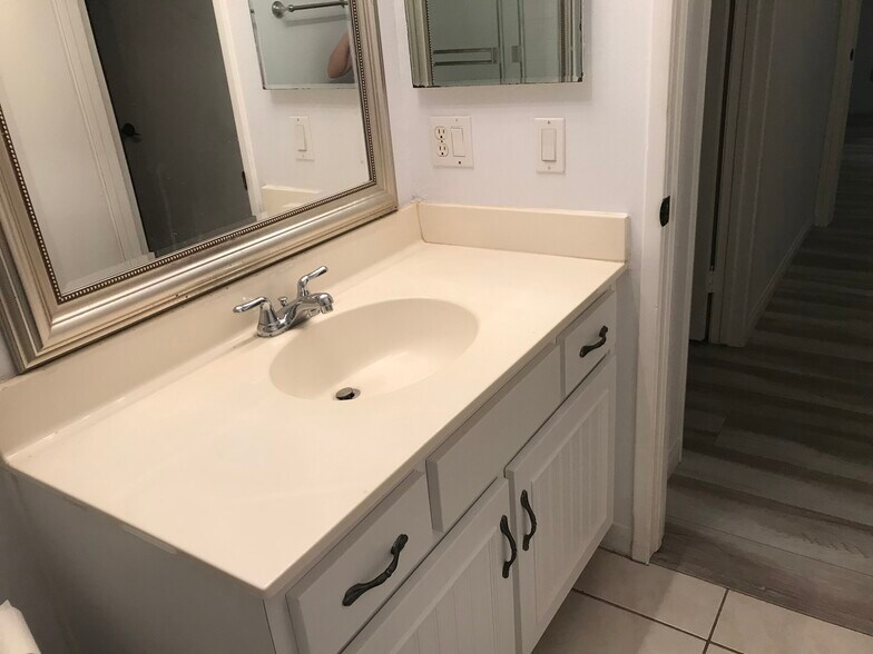 2nd bathroom - 3219 Colorado Ave