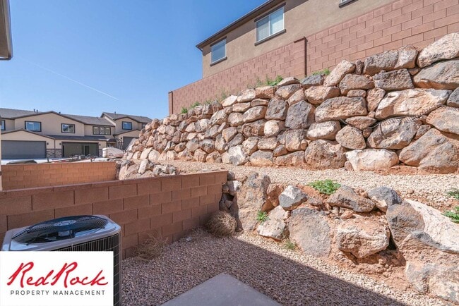 Building Photo - Modern 4-Bed Townhome in Hurricane Heights