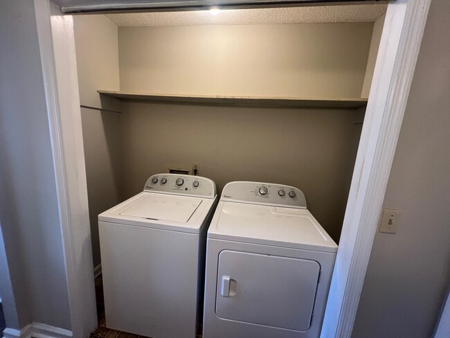 Building Photo - 200 Merry Wood Dr