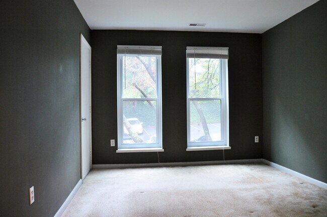 Building Photo - 605 Hudson Ave