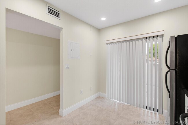 Building Photo - 351 Club Cir