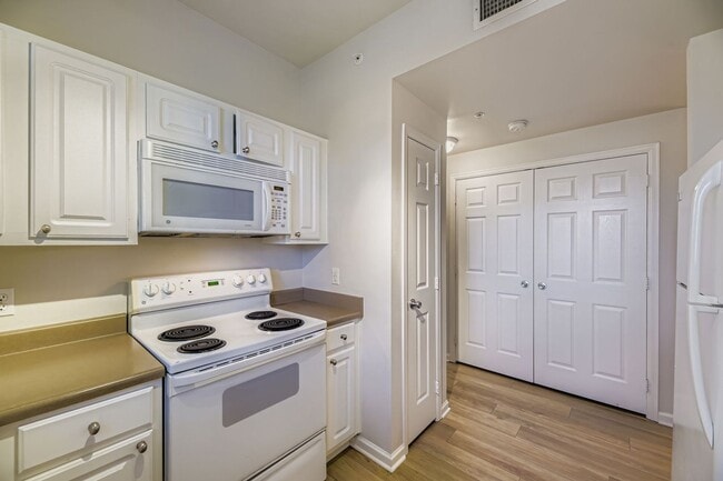 Building Photo - Charming 1 bed/1 bath Condo with Garage- Gated Community with Pool and Fitness Center