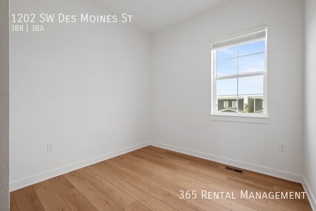 Building Photo - 1202 SW Des Moines St