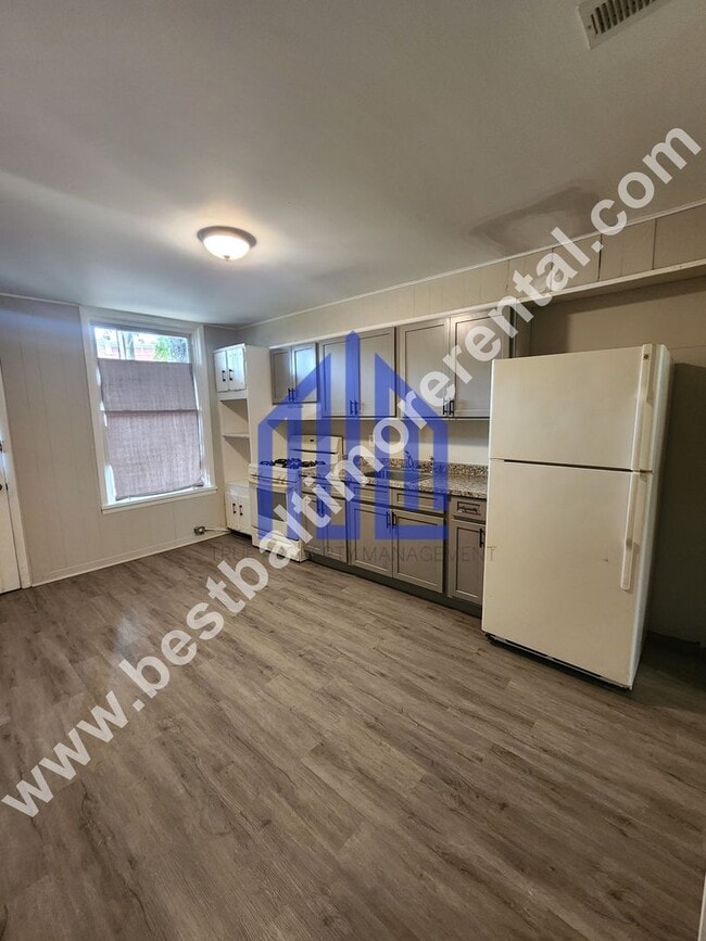 Building Photo - Spacious 3 Bedroom in East Baltimore
