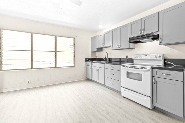 Building Photo - Newly renovated 3/1 with 2 Parking stalls