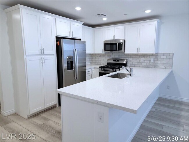 Building Photo - BRAND NEW 3 BED, 2.5 BATH TOWNHOME IN NW L...
