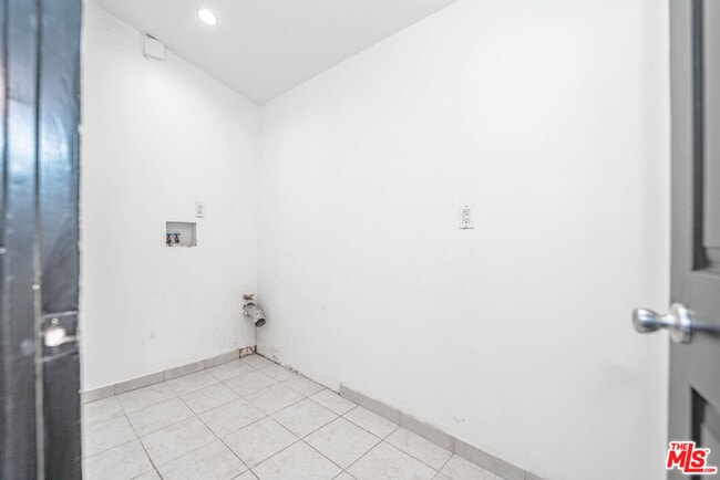 Building Photo - 20746 Clarendon St