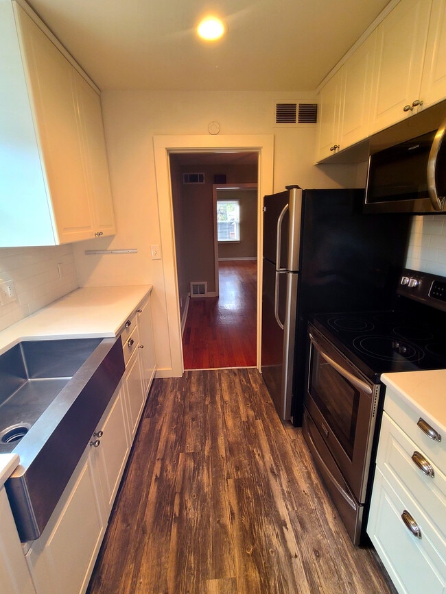 Building Photo - 8217 Belleview Ave