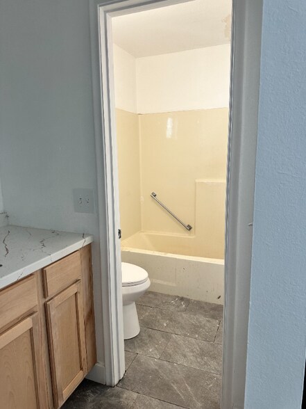 Building Photo - 1078 E White Mountain Blvd