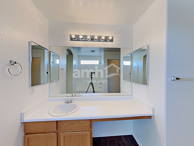 Building Photo - 1026 E Chambers St