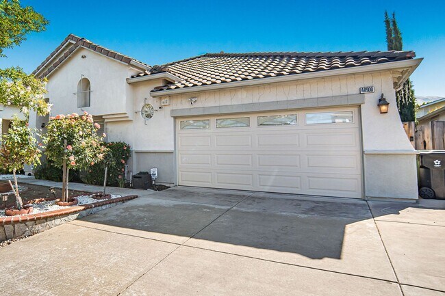 Building Photo - Highly Desirable Executive Home: 4 Bedrooms, 3 Bathrooms of Luxury Living
