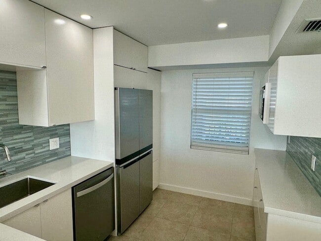 Building Photo - 3095 N Course Dr