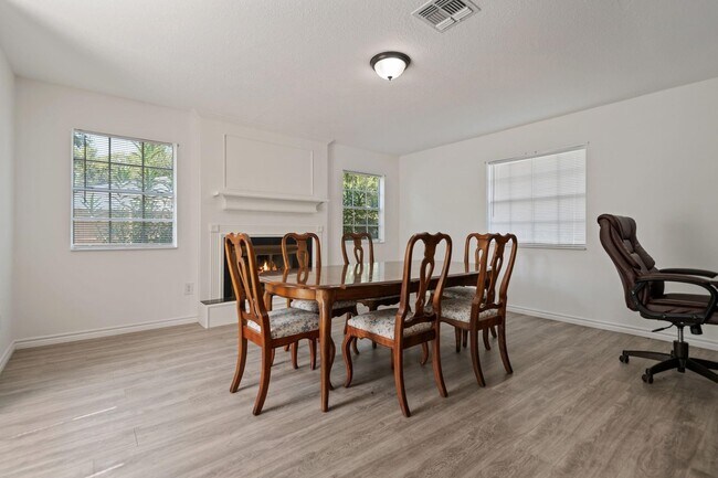 Building Photo - 3550 Mirror Ct