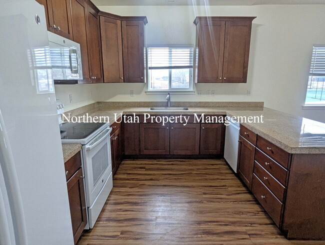 Building Photo - 4 Bed, 2 Bath, HVAC