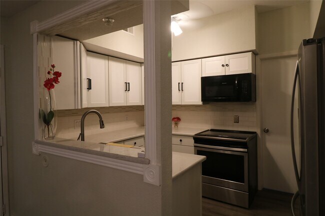 Building Photo - 10811 Richmond Ave.