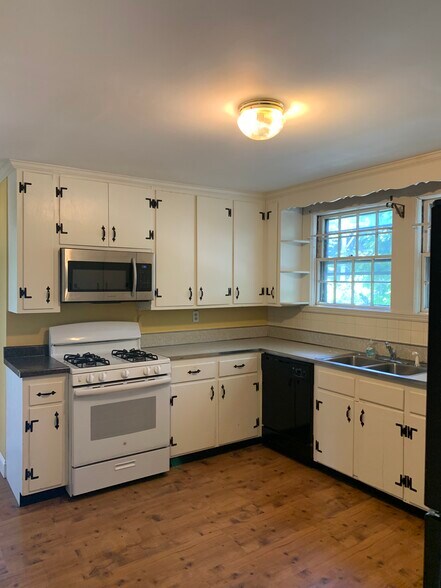 Building Photo - 65 Bacon St