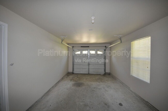 Building Photo - 9260 Golf View Dr