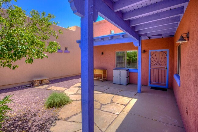 Building Photo - Eastside Barrio Style Home